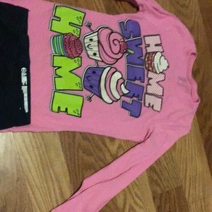 I love we this shirt 👚 it’s very cute and fun to wear the pants 👖 are blue